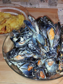 Una foto de Mejillones con nata y patatas fritas