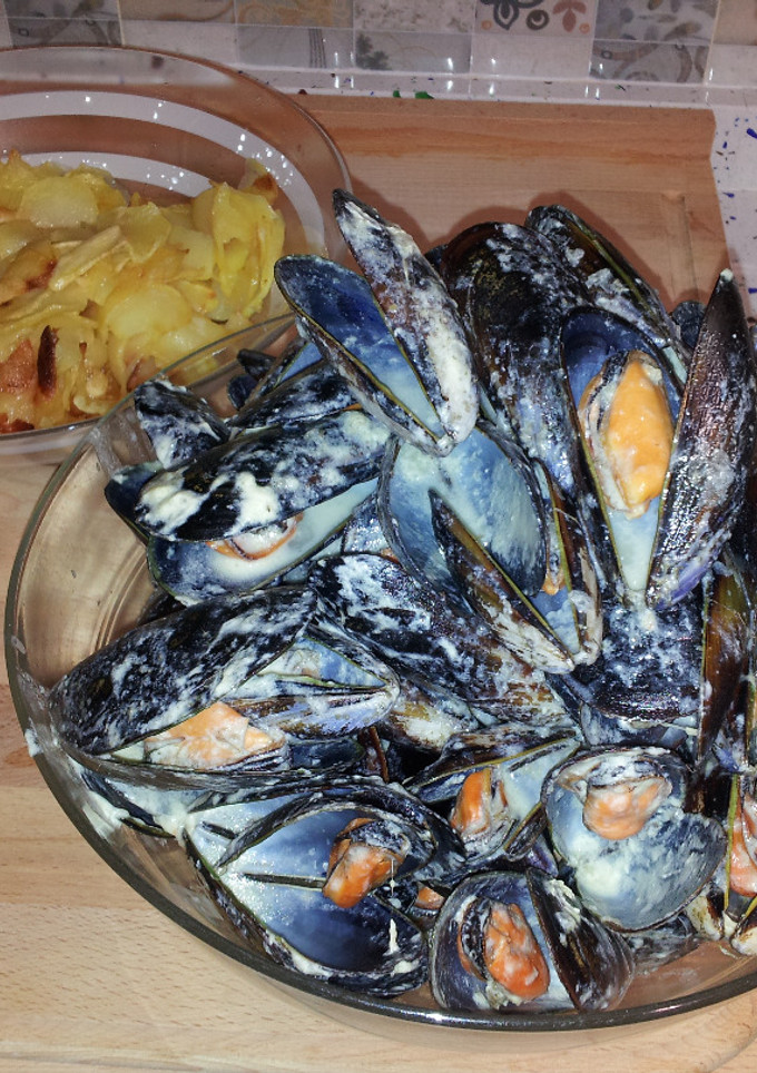 Una foto de Mejillones con nata y patatas fritas