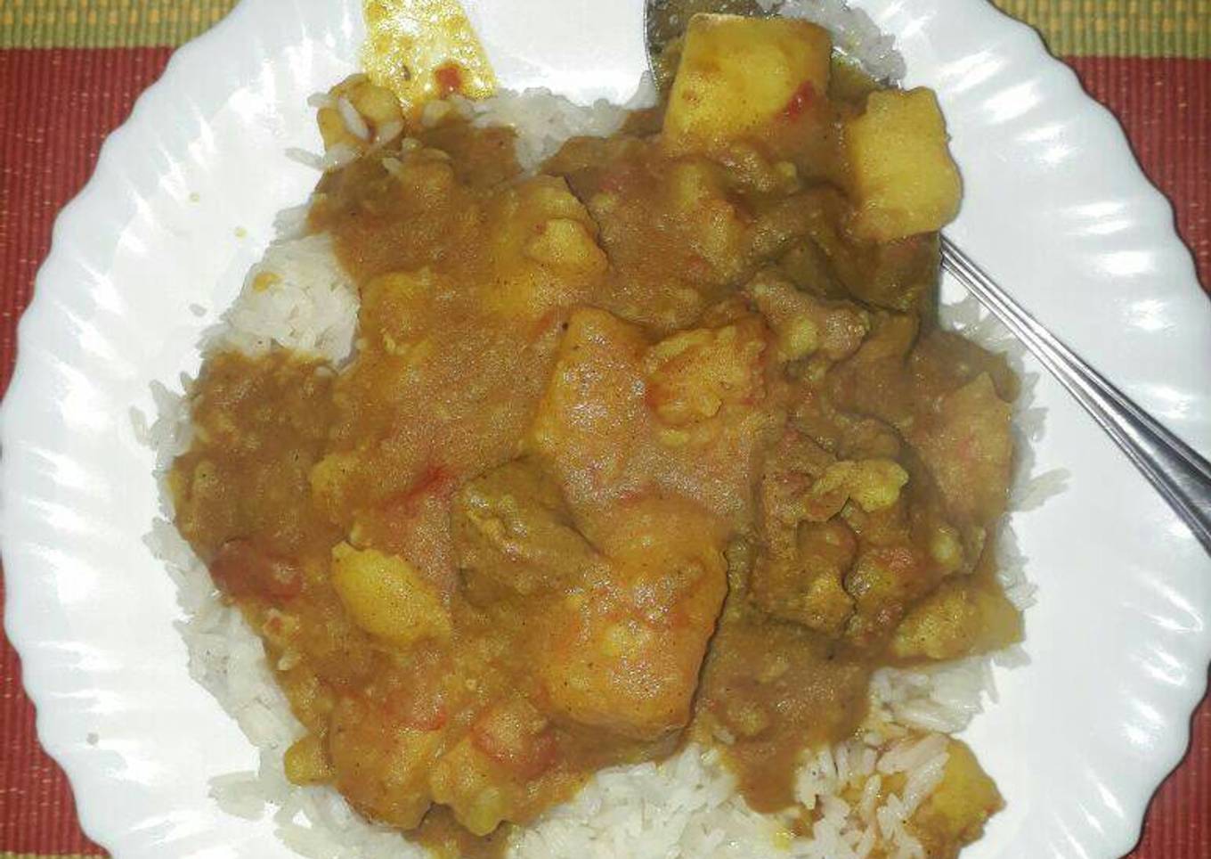 Rice with beef stew mixed with potatoes
