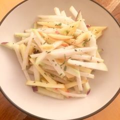 A picture of Kohlrabi & Apple Salad.