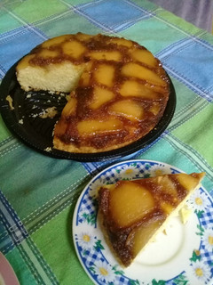 Una foto de Torta con peras acarameladas