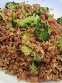 Una foto de Arroz integral y quinoa con brócoli