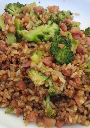 Una foto de Arroz integral y quinoa con brócoli