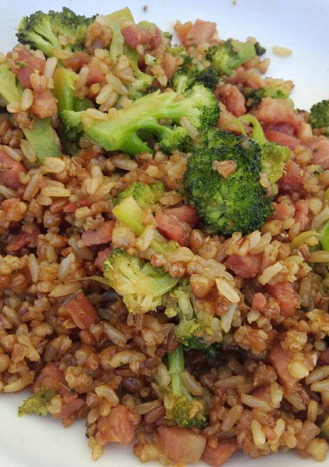Una foto de Arroz integral y quinoa con brócoli