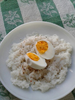 Una foto de Arroz con huevo duro