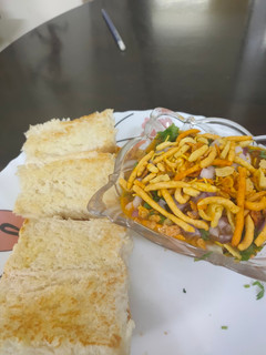 મિસળ પાવ (Misal Paav Recipe In Gujarati) રેસીપી મુખ્ય ફોટો