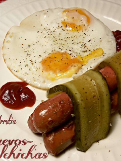 Una foto de Huevos con salchichas y pepinillos agridulce