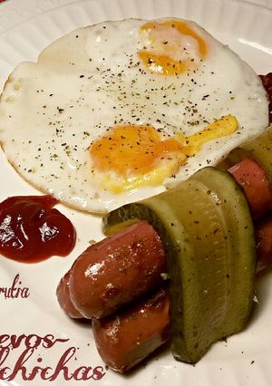 Foto principal de Huevos con salchichas y pepinillos agridulce