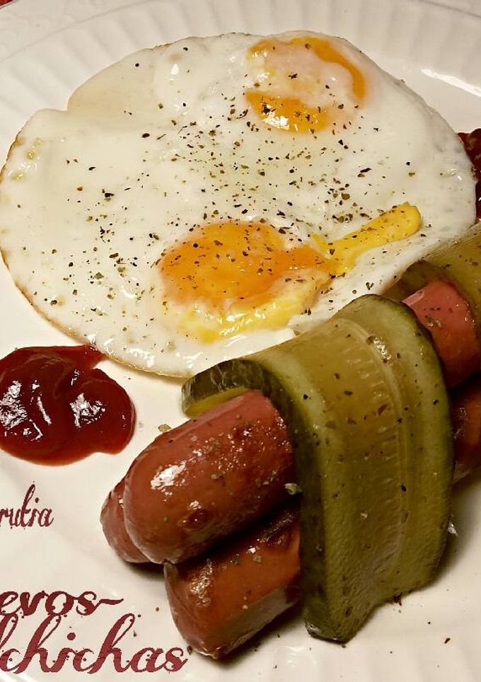 Una foto de Huevos con salchichas y pepinillos agridulce