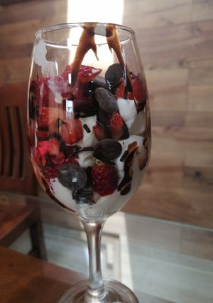 Una foto de Postre en copa 🍧 de frutillas con crema