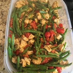 A picture of Pesto Chicken w/ Green Beans & Tomato.