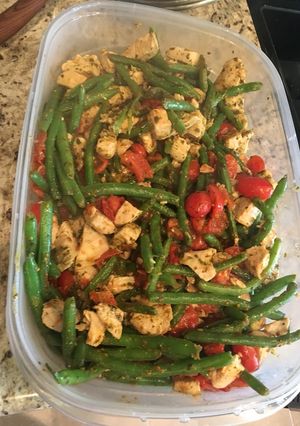 A picture of Pesto Chicken w/ Green Beans & Tomato.