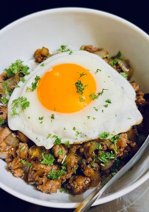 รูปของ ข้าวหมูผัดน้ำมันหอยไข่ดาว