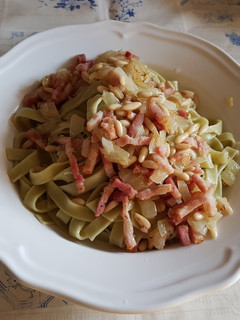 Una foto de Pasta de espinacas con salteado de bacon y piñones