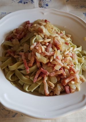 Una foto de Pasta de espinacas con salteado de bacon y piñones