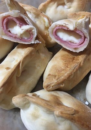 Una foto de Empanadas de jamón y muzzarella