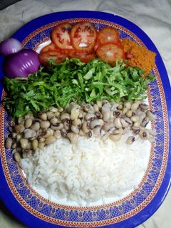 Shinkafa da wake da salad ainihin hoton girkin