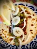 Tacos de pollo con salsa gochujang casera y plátano