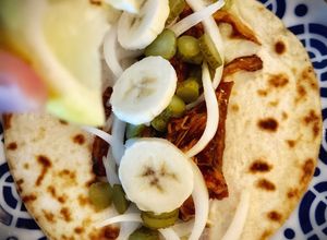 Foto principal de Tacos de pollo con salsa gochujang casera y plátano
