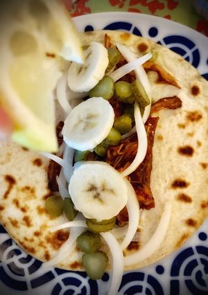 Una foto de Tacos de pollo con salsa gochujang casera y plátano