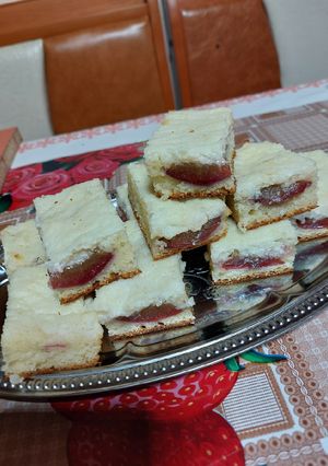 O poză a rețetei Plăcintă cu prune și griș.
