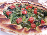 Torta salata con broccoli, briè, pomodorini e parmigiano