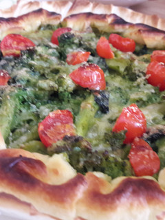 Foto di Torta salata con broccoli, briè, pomodorini e parmigiano