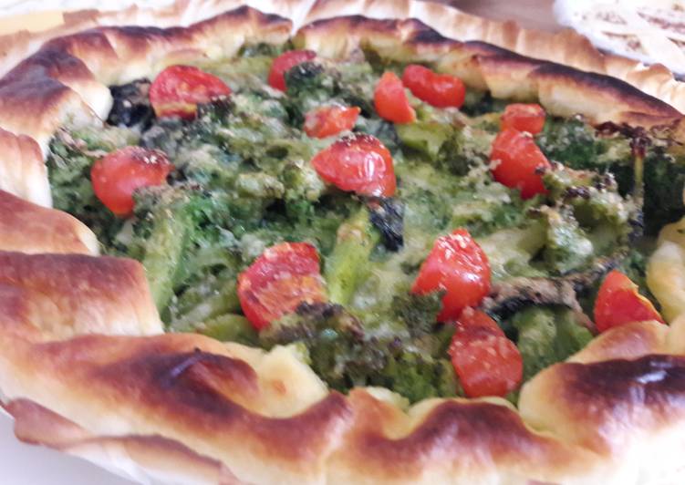 Recetta di Veloce Torta salata con broccoli, briè, pomodorini e parmigiano