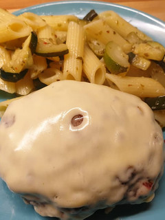Foto principal de Hamburguesa con pasta y calabacín