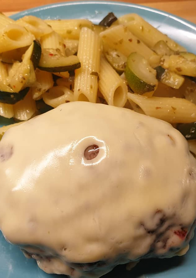 Una foto de Hamburguesa con pasta y calabacín