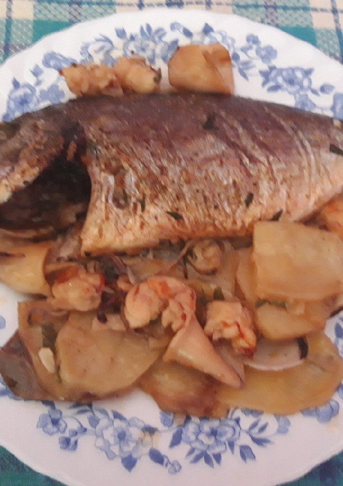 Una foto de Dorada al horno con almejas, gambón, patatas y chipirones