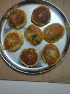 आलू की टिक्की(aloo ki tikki recipe in hindi) रेसिपी मुख्य फोटो