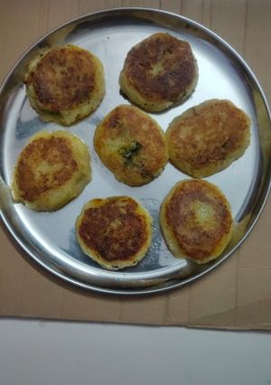 आलू की टिक्की(aloo ki tikki recipe in hindi) रेसिपी मुख्य फोटो