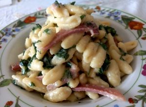 Foto di Cavatelli con crema di patate, speck e rucola