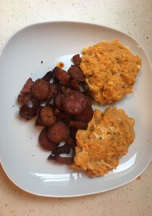 Batáta püré sült kolbásszal recept fotója