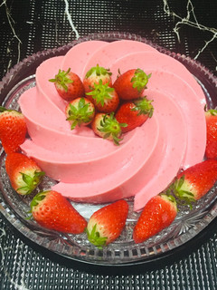 Una foto de Gelatina Cremosa con Fresas Leche!