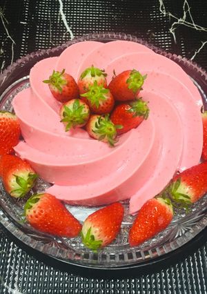 Una foto de Gelatina Cremosa con Fresas Leche!