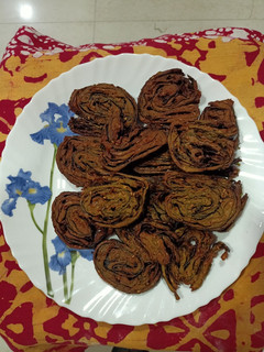 कुरकुरीत अळूवडी (Alu Vadi Recipe In Marathi) रेसिपी चे मुख्य फोटो