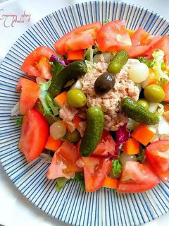 Una foto de Ensalada básica mixta de tomate y encurtidos varios