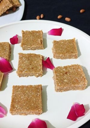 गुड़ और मूंगफली की बर्फी(Gud aur moongfali ki barfi recipe in Hindi) रेसिपी मुख्य फोटो