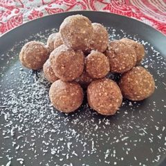 A picture of Til ke laddu(white sesame).
