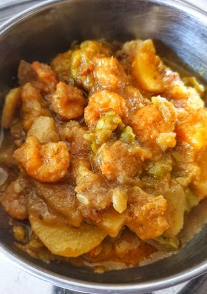 A picture of Shrimps with Ridge Gourd.