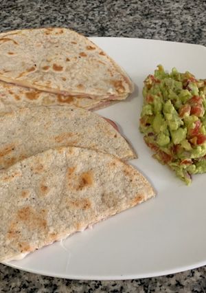 Una foto de Quesadillas con jamón (sincronizadas) y guacamole