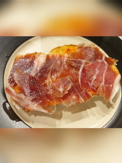 Una foto de Tosta jamón ibérico con tumaca