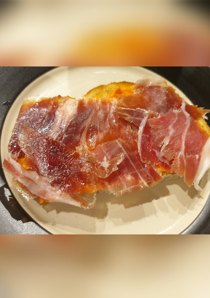 Una foto de Tosta jamón ibérico con tumaca