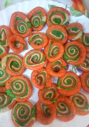 A picture of Swirl colourful masala mathri.