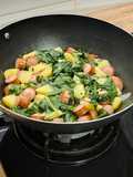 Wok de salchichas con patatas y acelgas a la cerveza