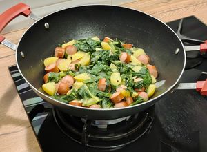 Foto principal de Wok de salchichas con patatas y acelgas a la cerveza
