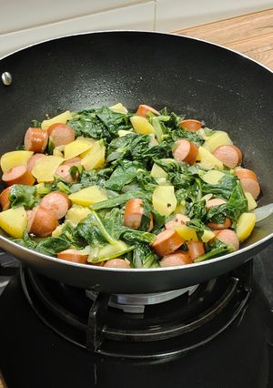 Foto principal de Wok de salchichas con patatas y acelgas a la cerveza