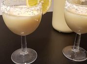 Une photo de cocktail des fruits avec alcool